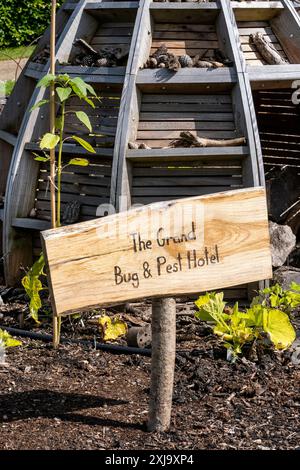 Bug Hotel im RHS Harlow Carr Gardens Harrogate North Yorkshire, Großbritannien Stockfoto