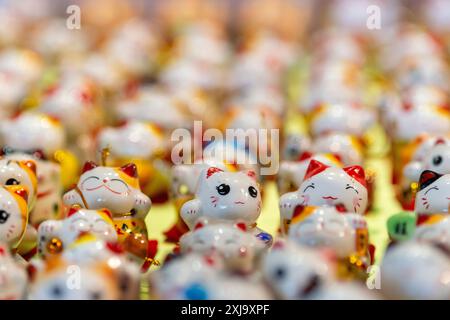 Traditionelle, winkende Katzenstatuen, auch bekannt als Maneki-Neko Stockfoto