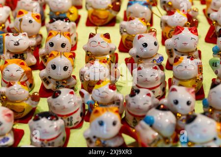 Traditionelle, winkende Katzenstatuen, auch bekannt als Maneki-Neko Stockfoto