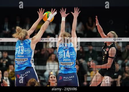 ISTANBUL, TURKIYE – 20. FEBRUAR 2024: Sarah Fahr und Joanna Wolosz im Kampf gegen Imoco Volley Conegliano CEV Champions League Volley Stockfoto