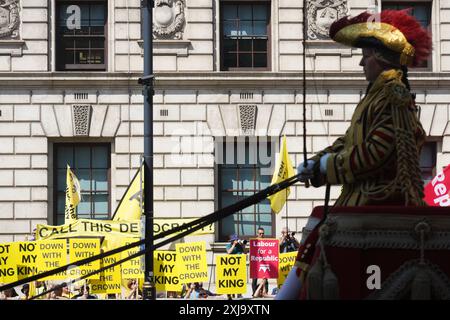 Anti-Royalisten säumen die Straße von Whitehall mit Transparenten und Plakaten mit der Aufschrift „Not My King“ und Labour for A republic“, bevor König Charles und Königin Camilla an der Parlamentseröffnung teilnehmen. London, Vereinigtes Königreich. Juli 2024. Stockfoto