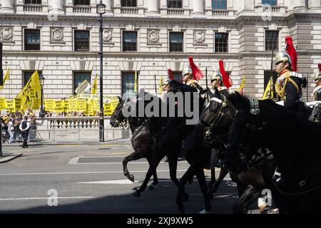 Anti-Royalisten säumen die Straße von Whitehall mit Transparenten und Plakaten mit der Aufschrift „Not My King“ und Labour for A republic“, bevor König Charles und Königin Camilla an der Parlamentseröffnung teilnehmen. London, Vereinigtes Königreich. Juli 2024. Stockfoto