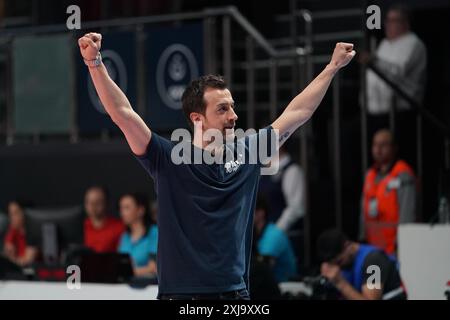 ISTANBUL, TURKIYE - 20. FEBRUAR 2024: Imoco Volley Conegliano Trainer Daniele Santarelli im Vakifbank CEV Champions League Volley Spiel in Vakifbank Sp Stockfoto