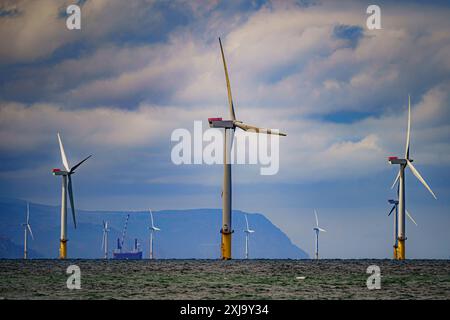 Dateifoto vom 26/07/22 von RWE's Gwynt y Mor, dem zweitgrößten Offshore-Windpark der Welt, der acht Meilen vor der Küste von Liverpool Bay vor der Küste Nordwales liegt. Die Pläne von Labour, das Vereinigte Königreich in eine "saubere Energie-Supermacht" zu verwandeln, sind in der Rede des Königs dargelegt, mit Bills, um die Entwicklung erneuerbarer Energien zu finanzieren und zu unterstützen. Wie von der Partei versprochen, bevor sie an die Macht kam, gibt es ein Gesetz zur Gründung von "Great British Energy", einem öffentlichen Energieerzeugungsunternehmen, das im ganzen Land saubere Energieprojekte besitzen, verwalten und betreiben wird. Ausgabedatum: Mittwoch, 17. Juli 2024. Stockfoto