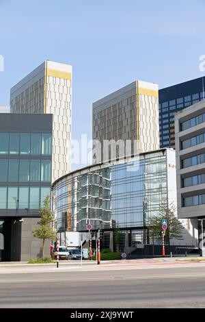 Europa, Luxemburg, Luxemburg-Stadt, Kirchberg, Hotel und Büros in der Rue Johannes Kepler mit Blick auf den Europäischen Gerichtshof Stockfoto