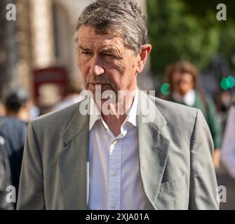 London, Großbritannien. Juli 2024. Eröffnung des Parlaments; Sovereign's Prozession in Whitehall mit König Charles III., Vizeadmiral Sir Tim Laurence, Ehemann von Prinzessin Anne; kommt, um die Zeremonie zu sehen, Credit: Ian Davidson/Alamy Live News Stockfoto