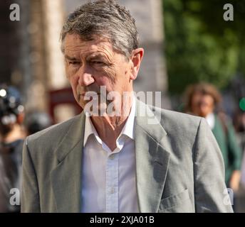 London, Großbritannien. Juli 2024. Eröffnung des Parlaments; Sovereign's Prozession in Whitehall mit König Charles III., Vizeadmiral Sir Tim Laurence, Ehemann von Prinzessin Anne; kommt, um die Prozession zu sehen, Credit: Ian Davidson/Alamy Live News Stockfoto