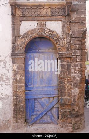 Eine wunderschöne alte Tür in der Medina in Essaouira, Marokko. Stockfoto