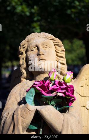 Europa, Luxemburg, Esch-sur-Alzette, Cemetière St. Joseph (Friedhof Saint Joseph) mit der Statue des Engels, die Blumen in den Händen hält Stockfoto