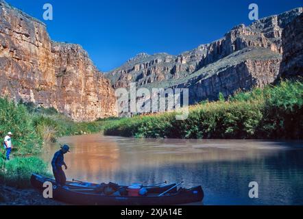 Kanufahrer im Bullis Canyon, bei Sonnenaufgang, in den unteren Schluchten des Rio Grande, auf ihrer Reise durch den Rio Grande, Texas, USA Stockfoto