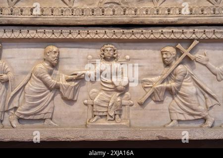 Nahaufnahme von Skulpturen von Heiligen und Jesus, die in die Kirchenwand von Ravenna geschnitzt wurden Stockfoto