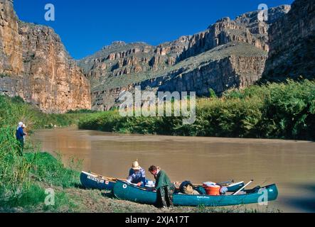 Kanufahrer im Bullis Canyon, bei Sonnenaufgang, in den unteren Schluchten des Rio Grande, auf ihrer Reise durch den Rio Grande, Texas, USA Stockfoto