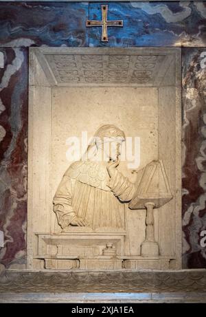 Skulptur von Dante Alighieri in eine Marmorwand in seinem Grab in Ravenna Stockfoto