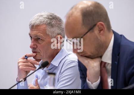 Der Berater Filip Hendrickx und der Finanzminister Vincent Van Peteghem wurden während einer Sitzung der Wirtschaftskommission der Kammer und der Kommission für soziale Angelegenheiten, Arbeit und Pensionen im bundesparlament am Mittwoch, den 17. Juli 2024, in Brüssel dargestellt. Während der Sitzung findet ein Gedankenaustausch mit den Ministern und eine Anhörung mit Vertretern des ACV, des ABVV, des ACLVB und der Agoria über die angekündigte Umstrukturierung bei Audi Brüssel statt. Audi Brussels kündigte Pläne zur Umstrukturierung des Werks in der Gemeinde Vorst/Wald, Gemeinde Brüssel an, mindestens 1,500 Arbeitsplätze sind in Gefahr Stockfoto