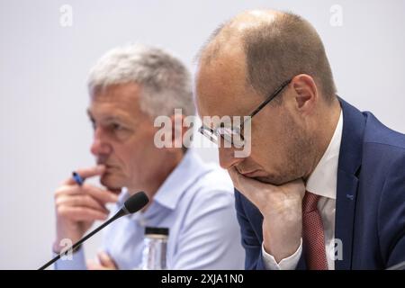 Der Berater Filip Hendrickx und der Finanzminister Vincent Van Peteghem wurden während einer Sitzung der Wirtschaftskommission der Kammer und der Kommission für soziale Angelegenheiten, Arbeit und Pensionen im bundesparlament am Mittwoch, den 17. Juli 2024, in Brüssel dargestellt. Während der Sitzung findet ein Gedankenaustausch mit den Ministern und eine Anhörung mit Vertretern des ACV, des ABVV, des ACLVB und der Agoria über die angekündigte Umstrukturierung bei Audi Brüssel statt. Audi Brussels kündigte Pläne zur Umstrukturierung des Werks in der Gemeinde Vorst/Wald, Gemeinde Brüssel an, mindestens 1,500 Arbeitsplätze sind in Gefahr Stockfoto