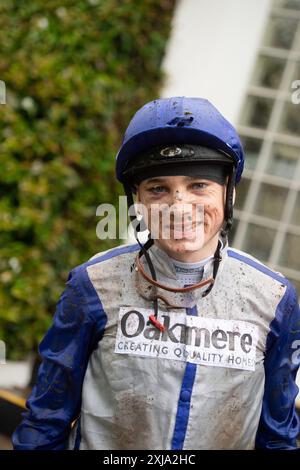 Windsor, Berkshire, Großbritannien. Juli 2024. Ein schlammiger, aber lächelnder Jockey Callum Shepherd bei Windsor-Rennen. Nach einem bösen Sturz und Schnitten und Blutergüssen im Gesicht am Freitag in Ascot gewann Callum am Samstag beim Summer Mile Family Raceday drei Gewinner in Ascot. Kredit: Maureen McLean/Alamy Stockfoto