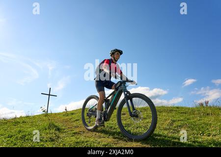 Nette aktive Seniorin mit dem E-Mountainbike in den Allgäuer Alpen bei Oberstaufen, Bayern Stockfoto