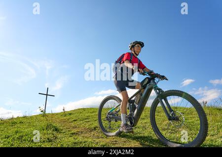 Nette aktive Seniorin mit dem E-Mountainbike in den Allgäuer Alpen bei Oberstaufen, Bayern Stockfoto