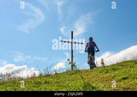 Nette aktive Seniorin mit dem E-Mountainbike in den Allgäuer Alpen bei Oberstaufen, Bayern Stockfoto