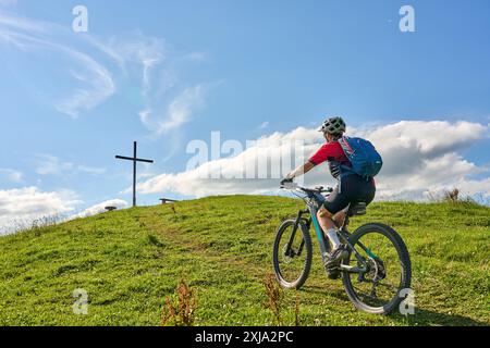 Nette aktive Seniorin mit dem E-Mountainbike in den Allgäuer Alpen bei Oberstaufen, Bayern Stockfoto