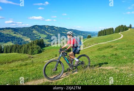 Nette aktive Seniorin mit dem E-Mountainbike in den Allgäuer Alpen bei Oberstaufen, Bayern Stockfoto