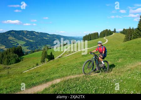 Nette aktive Seniorin mit dem E-Mountainbike in den Allgäuer Alpen bei Oberstaufen, Bayern Stockfoto