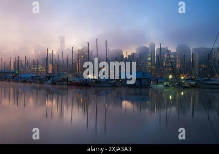 Der Blick vom Stanley Park am frühen Morgen mit Nebel, der aus dem Wasser aufsteigt, Vancouver, Kanada. Stockfoto