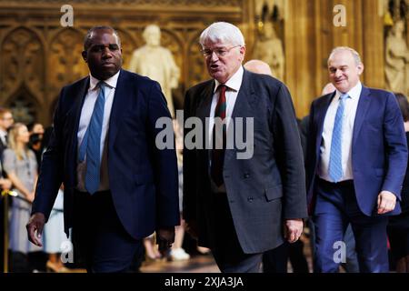 Außenminister David Lammy und Schattenaußenminister Andrew Mitchell gehen durch die zentrale Lobby der Houses of Parliament in London zum House of Lords, um die Rede des Königs während der Parlamentseröffnung zu hören. Bilddatum: Mittwoch, 17. Juli 2024. Stockfoto