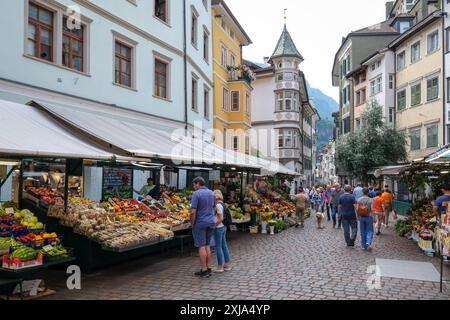 Bozen, Suedtirol, Italien - Passanten flanieren über den Obstmarkt am Obstplatz in der Altstadt. Bozen Süddtirol Italien *** Bozen, Südtirol, Italien Passanten spazieren über den Obstmarkt auf dem Obstplatz in der Altstadt von Bozen Südtirol Italien Stockfoto