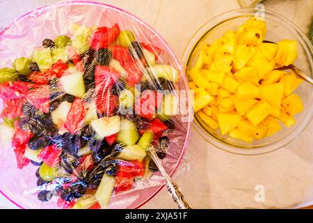 Obstsalate in Glasschalen, Beeren, Melone und Mango. Desserts Stockfoto