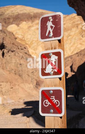 Schilder auf einem Wanderweg in einem Nationalpark. Keine Hunde und keine Fahrräder. Stockfoto