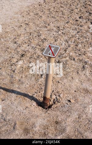 Kein Wanderschild neben dem Weg, stecken im Sand im Death Valley, CA USA, verlassen Sie den Weg nicht. Stockfoto