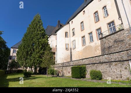 Europa, Luxemburg, Wiltz, Schlass Wolz (Schloss Wiltz) mit der hinteren Höhe des Gebäudes und der Gärten Stockfoto