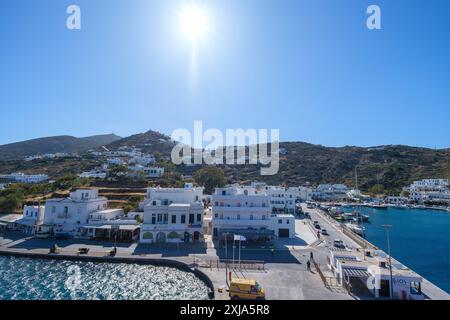 IOS, Griechenland - 6. Mai 2024 : Panoramablick auf den malerischen Hafen von iOS Griechenland Stockfoto