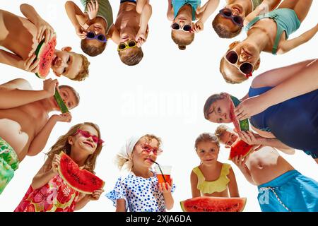 Sommercollage. Eine Gruppe von Kindern steht im Kreis und genießt den Sommertag mit Badeanzügen und Sonnenbrille. Verspielte und erfrischende Atmosphäre. Stockfoto