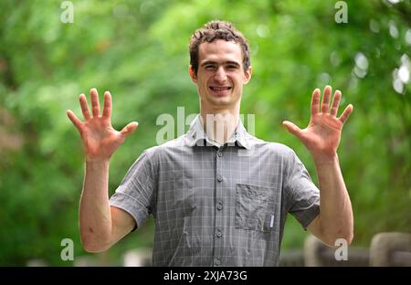 Prag, Tschechische Republik. Juli 2024. Prag, Tschechische Republik. 17.07.2024, der tschechische Rockkletterer Adam Ondra posiert während einer Pressekonferenz über den Abgang ausgewählter tschechischer Athleten zu den Olympischen Spielen in Paris am 17. Juli 2024 in Prag, Tschechische Republik. Quelle: Roman Vondrous/CTK Photo/Alamy Live News Stockfoto