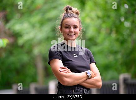 Prag, Tschechische Republik. Juli 2024. Prag, Tschechische Republik. 17.07.2024, der tschechische Slalomkanu Antonie Galuskova posiert während einer Pressekonferenz über den Abgang ausgewählter tschechischer Athleten zu den Olympischen Spielen in Paris am 17. Juli 2024 in Prag, Tschechische Republik. Quelle: Roman Vondrous/CTK Photo/Alamy Live News Stockfoto