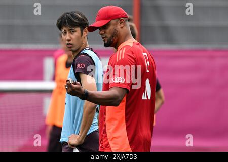 München, Deutschland. Juli 2024. Fußball: Bundesliga, FC Bayern erstes Training unter Kompany, Trainer Vincent Kompany gibt Anweisungen an Hiroki Ito (l). Quelle: Sven Hoppe/dpa/Alamy Live News Stockfoto