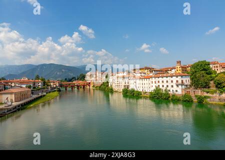 Blick auf die historische Skyline von Bassano del Grappa mit der alten Holzbrücke, auch ponte degli Alpini genannt, Italien Stockfoto