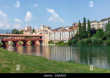 Blick auf die historische Skyline von Bassano del Grappa mit der alten Holzbrücke, auch ponte degli Alpini genannt, Italien Stockfoto