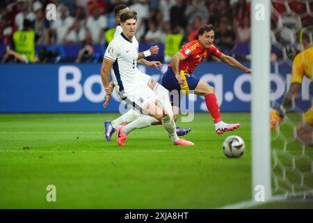 Mikel Oyarzabal aus Spanien und John Stones aus England beim Finale der UEFA Euro 2024, das am 14. Juli 2024 im Olympiastadion in Berlin ausgetragen wurde. (Foto: Bagu Blanco / SIPA USA) Stockfoto