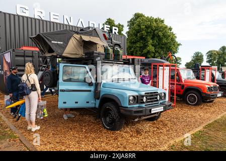 INEOS Grenadier Ausstellungsstand mit Autos auf dem Goodwood Festival of Speed 2024. Kombi mit Dachzelt und Ausrüstung für Rhino Rack Stockfoto