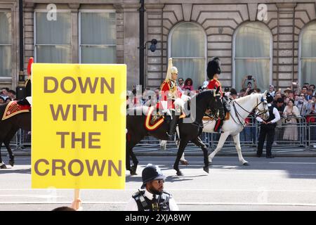 London, Vereinigtes Königreich, 17. Juli 2024. König Charles und Königin Camilla reisten vom Buckingham Palace nach Whitehall, um das Parlament zu eröffnen. Touristen, Royalisten und republikanische Demonstranten begrüßten die königliche Prozession. Kredit : Monica Wells/Alamy Live News Stockfoto