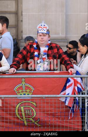 London, Vereinigtes Königreich, 17. Juli 2024. König Charles und Königin Camilla reisten vom Buckingham Palace nach Whitehall, um das Parlament zu eröffnen. Touristen, Royalisten und republikanische Demonstranten begrüßten die königliche Prozession. Kredit : Monica Wells/Alamy Live News Stockfoto