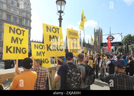 London, Vereinigtes Königreich, 17. Juli 2024. König Charles und Königin Camilla reisten vom Buckingham Palace nach Whitehall, um das Parlament zu eröffnen. Touristen, Royalisten und republikanische Demonstranten begrüßten die königliche Prozession. Kredit : Monica Wells/Alamy Live News Stockfoto