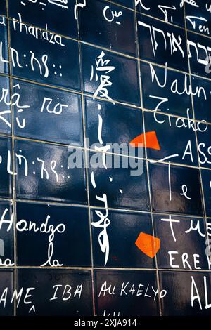 Mauer der Liebe, Wand mit Liebesmotiven auf dem Gartenplatz Jehan Rictus in Montmartre, Paris, Frankreich, bestehend aus Fliesen aus lackierter Lava. Stockfoto