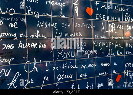 Mauer der Liebe, Wand mit Liebesmotiven auf dem Gartenplatz Jehan Rictus in Montmartre, Paris, Frankreich, bestehend aus Fliesen aus lackierter Lava. Stockfoto