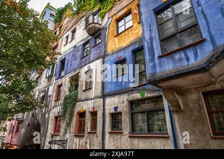 Wien, Österreich, 21. August 2022. Spektakuläre Aufnahme der farbenfrohen Fassade mit Pflanzen und Bäumen des Hundertwasserhauses in Wien. Wohnwagen Stockfoto