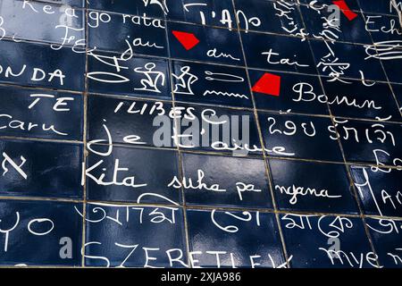 Mauer der Liebe, Wand mit Liebesmotiven auf dem Gartenplatz Jehan Rictus in Montmartre, Paris, Frankreich, bestehend aus Fliesen aus lackierter Lava. Stockfoto