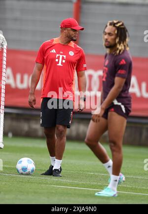 MÜNCHEN – 17. JULI: Trainer Vincent Kompany von Bayern München, Sacha Boey von Bayern München, während eines Trainings am 17. Juli 2024 auf dem Trainingsgelände Saebener Straße in München. © diebilderwelt / Alamy Live News Stockfoto